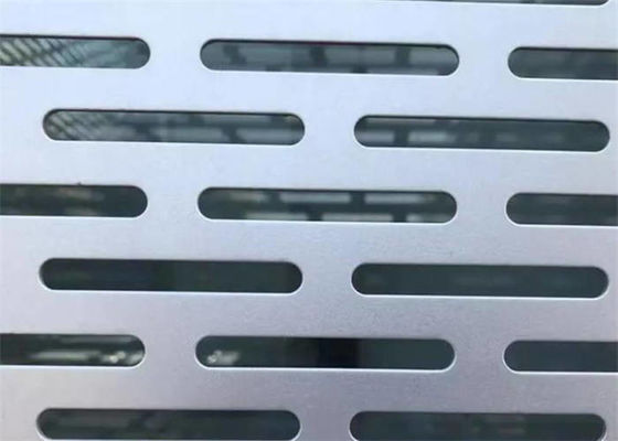 Plaque métallique perforée galvanisée avec fente pour filtres / conduits d'aération